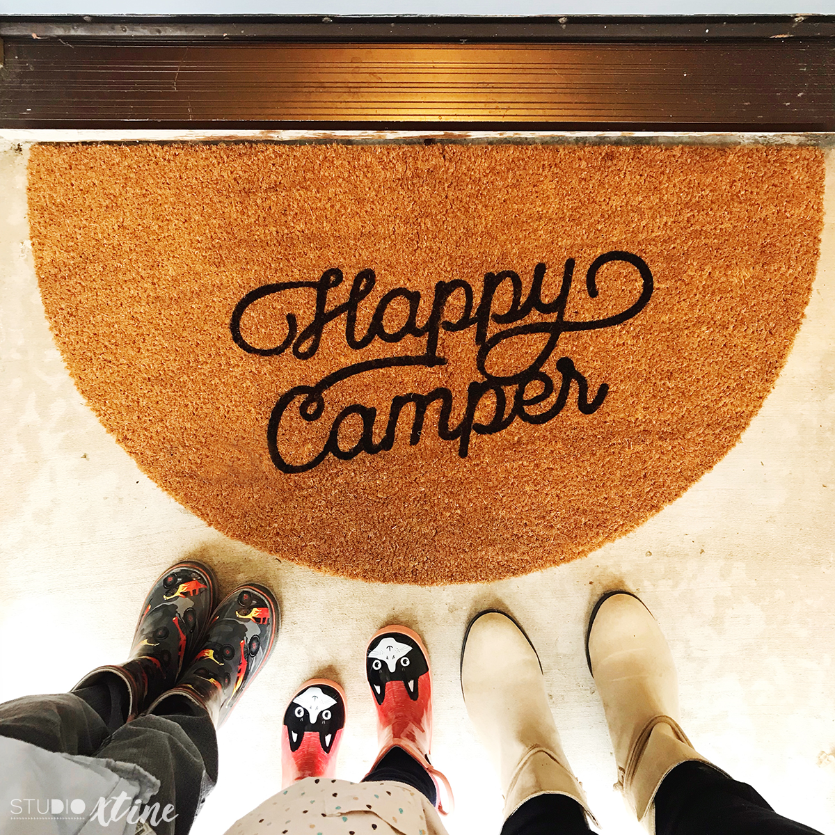 https://studioxtine.com/wp-content/uploads/2018/01/DIY_Doormat_Happy_Camper.png